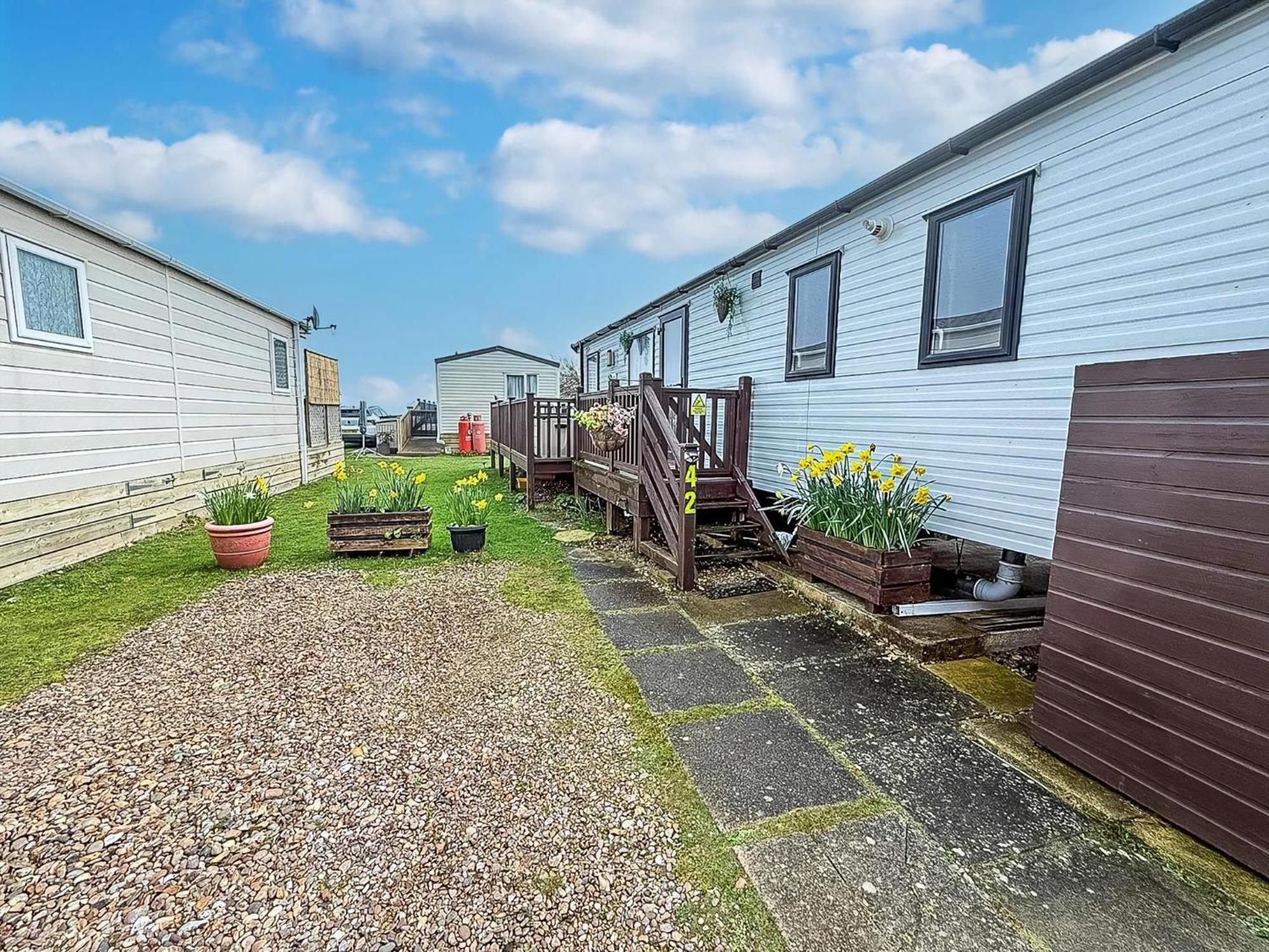 Beautiful Caravan For Hire With A Partial Sea View In Suffolk Ref 32042Az Lowestoft Exterior foto